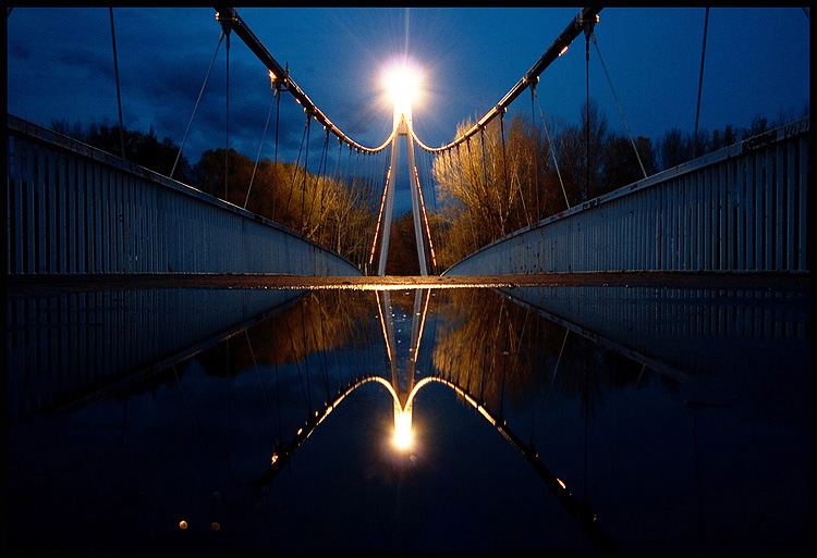 U prolazu

Foto: Samir Kurtagi

Kljune rijei: most