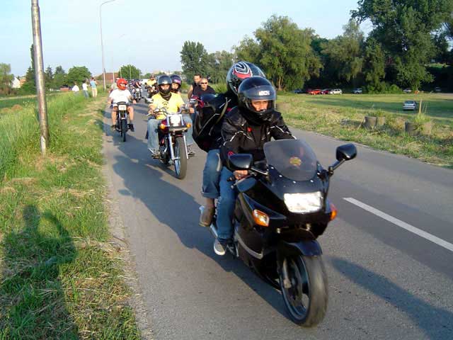 Crno...

Photo: k.reso

Kljune rijei: osijek 4. summer bikerfest 2005