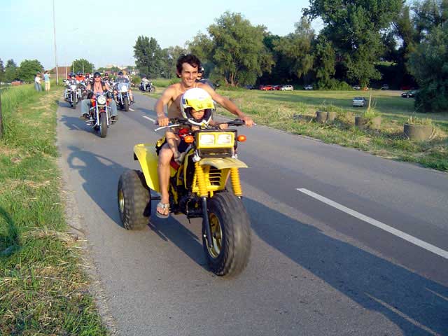 Vozilica...

Photo: k.reso

Kljune rijei: osijek 4. summer bikerfest 2005