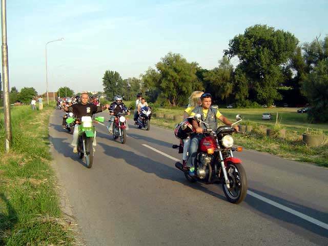 Defile continued...

Photo: k.reso

Kljune rijei: osijek 4. summer bikerfest 2005