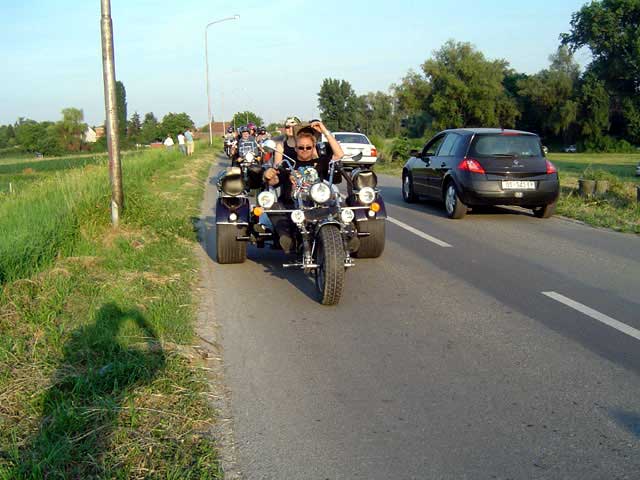 Tri kotaa i ekipa

Photo: k.reso

Kljune rijei: osijek 4. summer bikerfest 2005