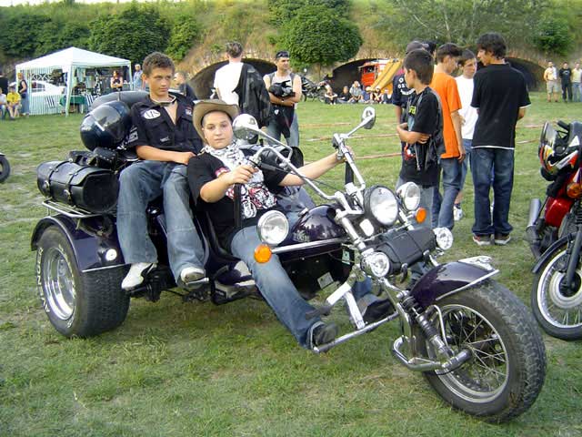 Triple Wheel

Photo: k.reso

Kljune rijei: osijek 4. summer bikerfest 2005