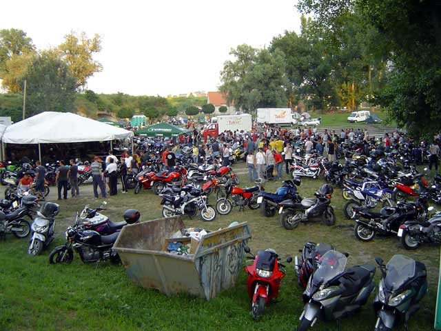 Hebote, kol'ko ljudi!

Photo: k.reso

Kljune rijei: osijek 4. summer bikerfest 2005