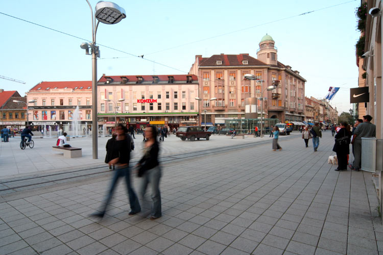 Busy square...

Photo: Debenc

Kljune rijei: osijek trg