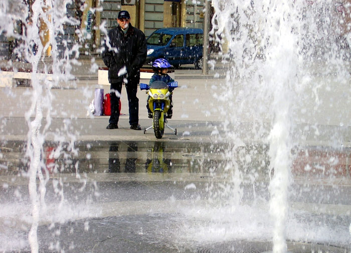 Motorom na fontanu

Fontana je ve nekoliko dana ponovno u funkciji i svojom hipnotikom privlanou privlai sve generacije Osjeana i gostiju Grada. 

Photo: Antund
Text: Leon031


Kljune rijei: osijek fontana trg