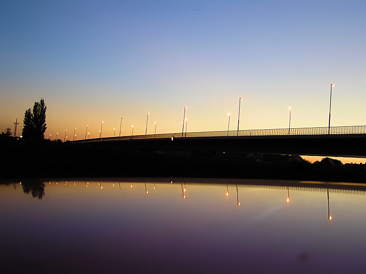 Refleksija

Na emu se most ocrtava, ako to nije rijeka Drava?
Photo: Zvonimir Lusch

Kljune rijei: osijek drava most