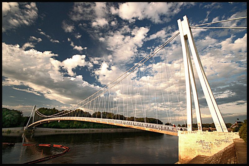 Bijeli se most bijeli...

Photo: Samir

Kljune rijei: osijek most viseci nebo oblaci
