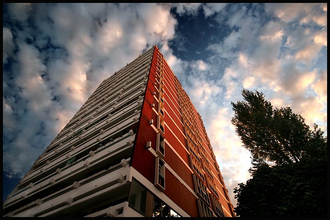 Crveno do neba

Foto: Samir

Kljune rijei: osijek trg slobode crvena zgrada oblaci nebo