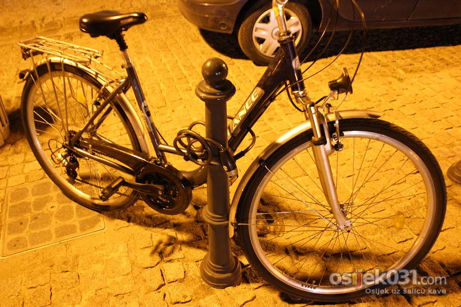 Kako NE vezati bicikl

Sve ea pojava na OLJK-u, ovo nije jedini bicikl koji je bio 
