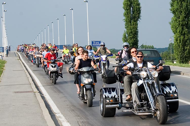 Summer Bike Fest Osijek - defile

Photo: steam

Kljune rijei: summer bike fest bikeri defile