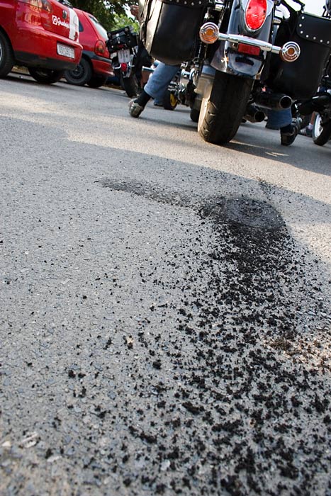 Guma vs. asfalt

Guma je na kraju odvezla vlasnika, a rupa na cesti je ostala.

Photo: steam

Kljune rijei: summer bike fest bikeri defile