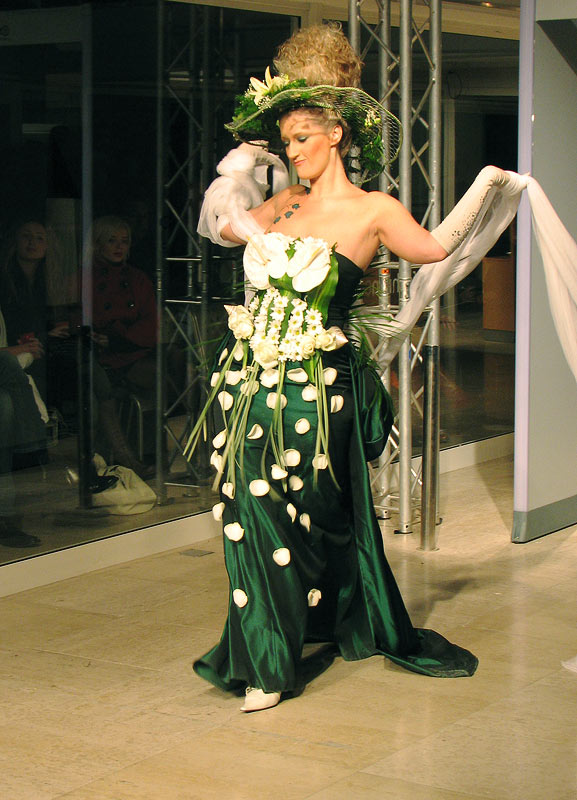 Flower Dress Vision

photo: KCimer
[url=http://skviki.osijek031.com/]Photoblog[/url]

Kljune rijei: OFI, Fashion Airlanes