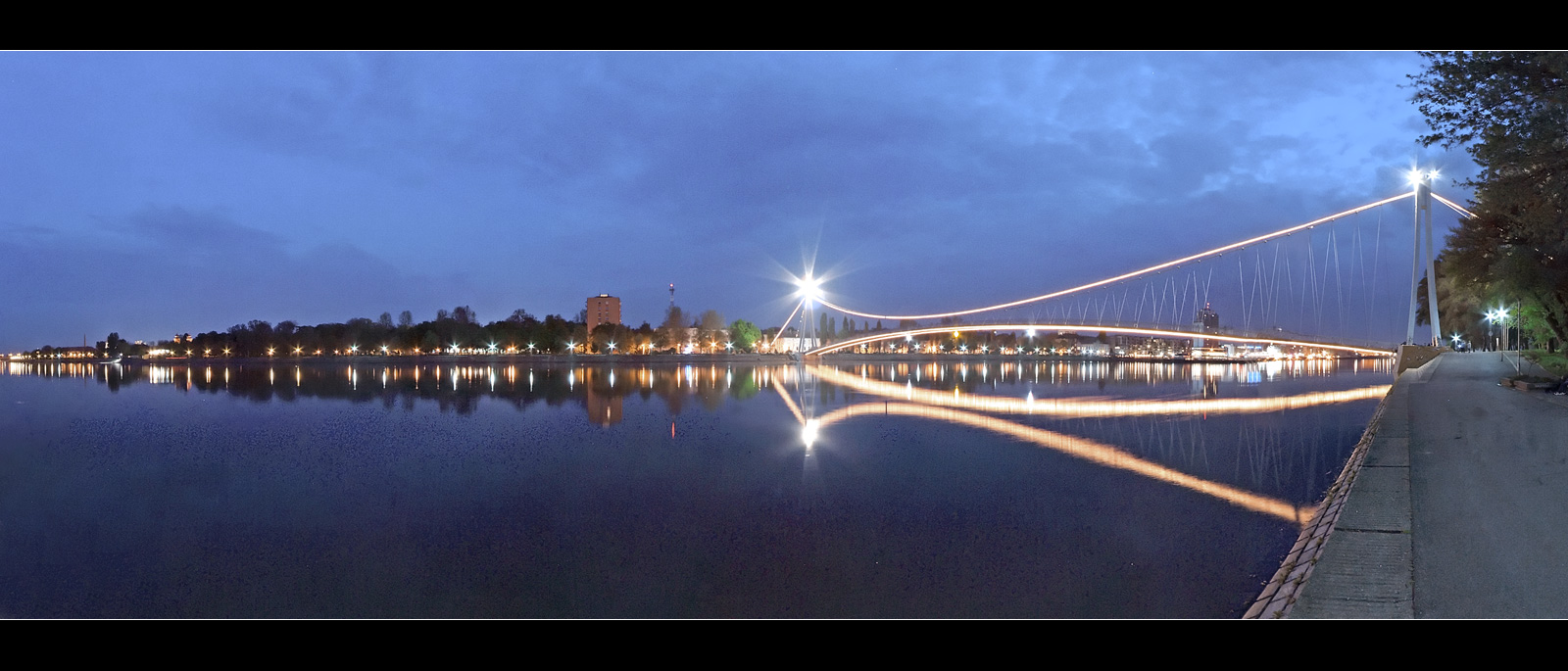 Osijek

Osijek

Foto: Toni

Kljune rijei: osijek most hotel crkva plavi sat