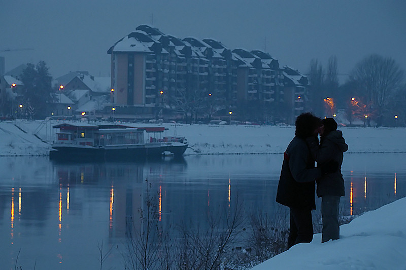 Ein warmer Kuss in der kalten Nacht

Foto: zlusch

Kljune rijei: osijek no snijeg drava ljubav poljubac
