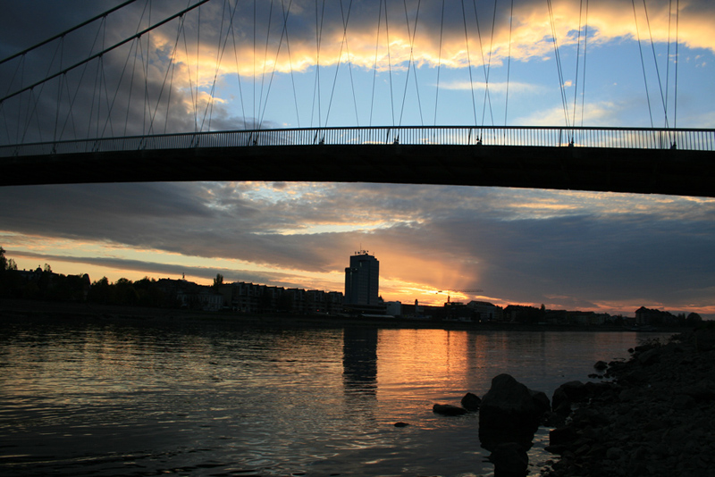 Ispod mosta

Trenutak za pamenje.

Photo by: Isis

Kljune rijei: most drava