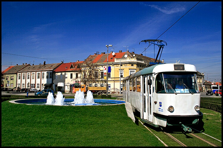 A sa vae desne strane...

Photo: Ivan Sekol

Kljune rijei: fontana kruzni tramvaj osijek