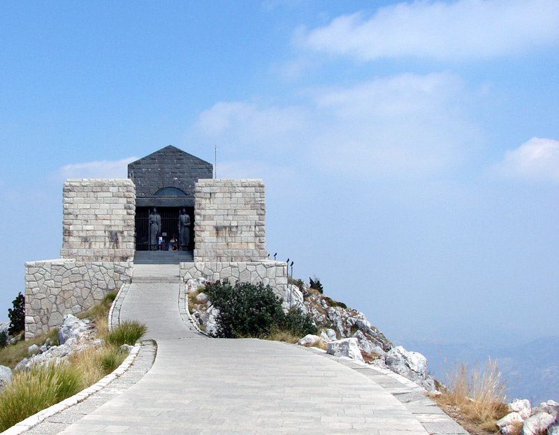 Njegoev mauzolej

Na vrhu Lovena, planine u blizini Kotora, nalazi se grobnica Petra Njegoa Petrovia, Crnogorskog vladara, plemia, knjievnika...

Kljune rijei: Njego mauzolej grobnica loven