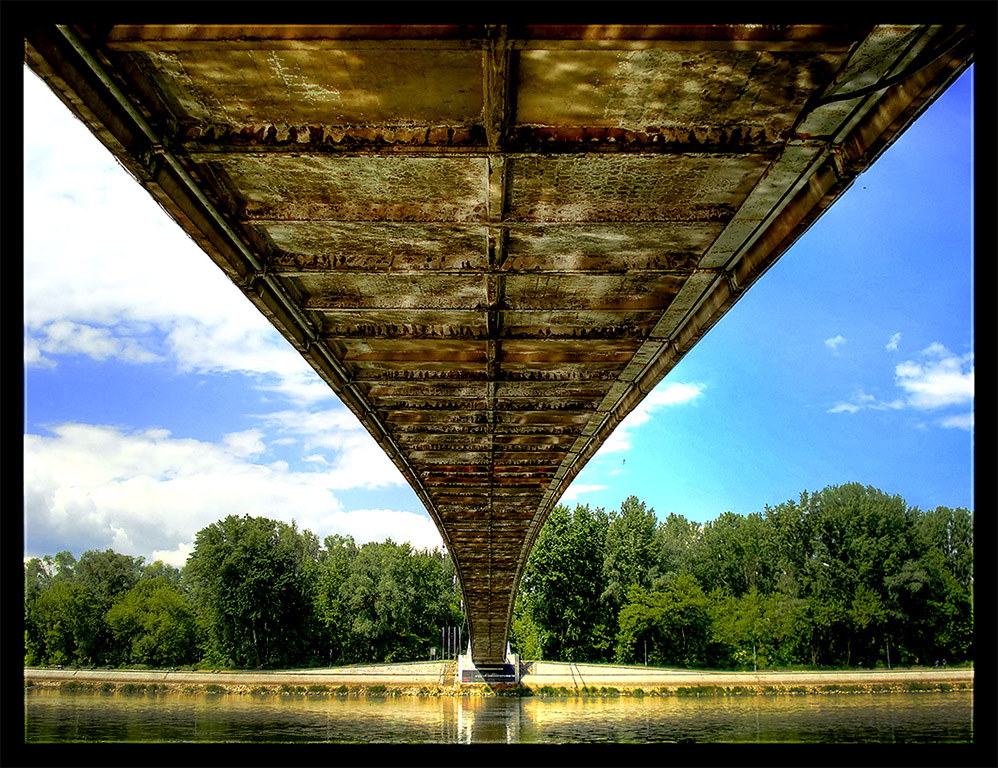 Crusty

Foto: grrrrrrr

Kljune rijei: most drava dravski rijeka osijek perspektiva simetrija