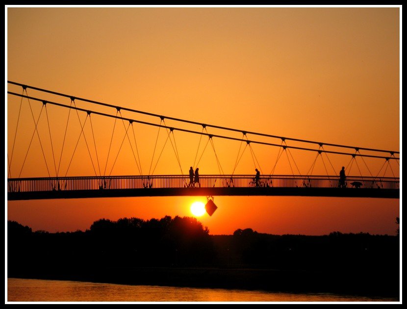 Zalazak sunca

Foto: Igor Sekuli

Kljune rijei: zalazak sunce most 