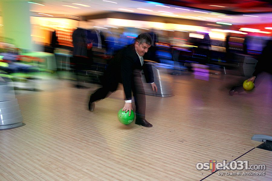 Disco Bowling

[b]Galerija031:[/b] [url=http://www.osijek031.com/galerija/thumbnails.php?album=588]Portanova - uoi otvorenja[/url]

Foto: [b]Daniel Antunovi[/b]

Kljune rijei: portanova bowling