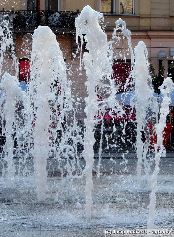 Fontana

Foto: Josip Andrai - Antonov

Kljune rijei: fontana