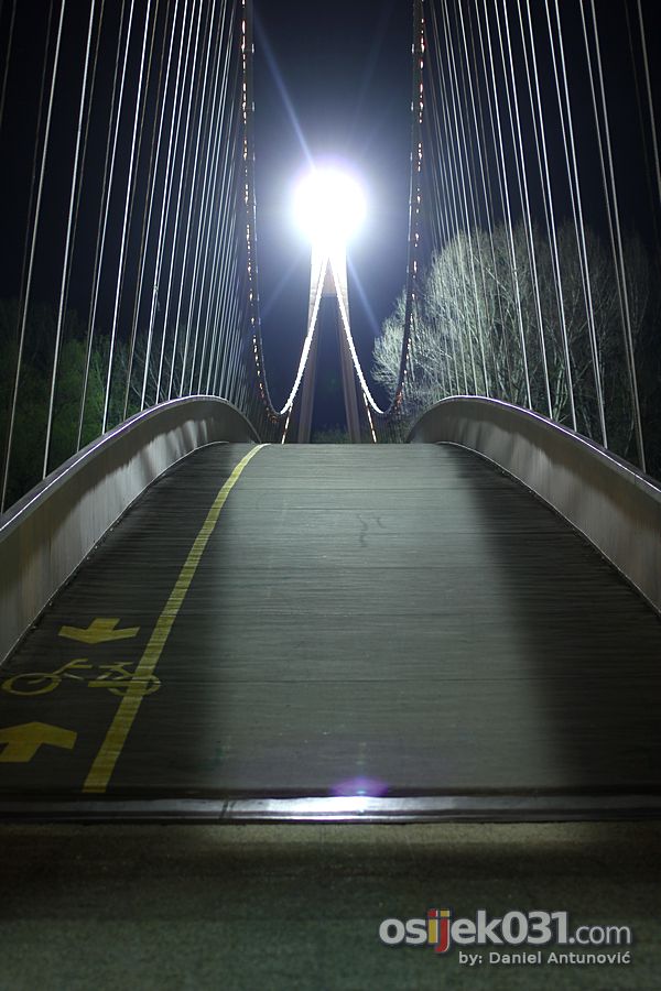 Pjeaki most

Foto: [b]Daniel Antunovi[/b]

Kljune rijei: pjesacki-most most