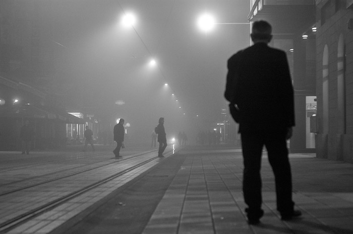 ovjek u crnom

Foto: Ante Dela

Kljune rijei: magla covjek noc