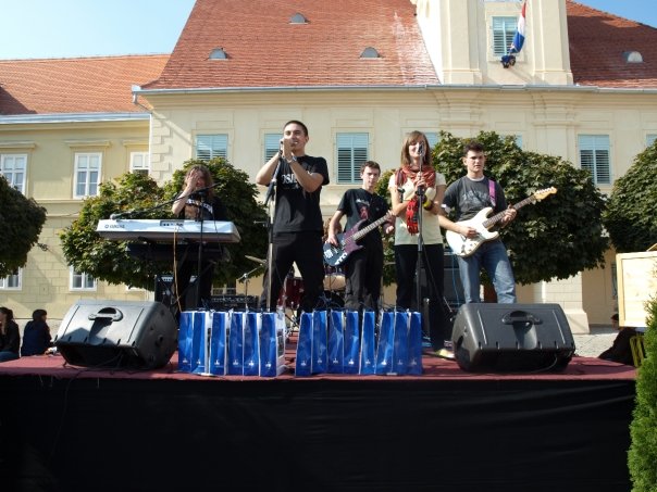 Brija poslije svirke, 10.10. 2008.

Osijek, Tvrđa

Ključne riječi: jesen u tvrđi, ikg, bend