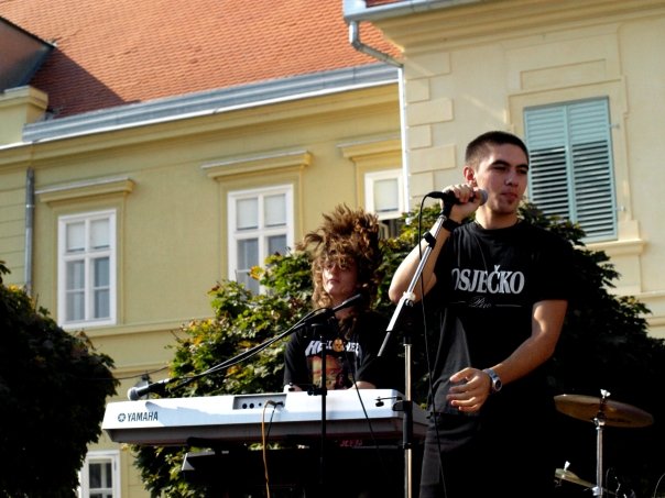 Brija poslije svirke, 10.10. 2008.

Osijek, Tvrđa

Ključne riječi: jesen u tvrđi, ikg, bend
