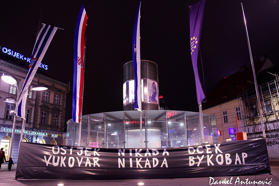 Transparent na Trgu

Foto: Daniel Antunovi

Kljune rijei: transparent trg osijek vukovar