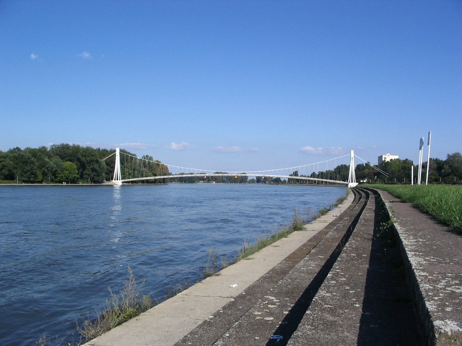 Sunan dan

Foto: Dalibor Bauernfrajnd

Kljune rijei: most drava