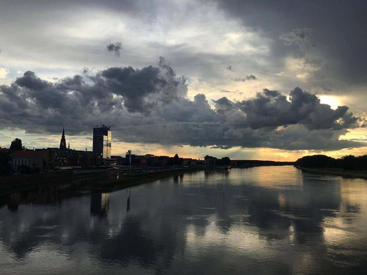 Tmurni oblaci nad gradom

Foto: Lea Maglai

Kljune rijei: Oblaci Hotel Drava Rijeka 