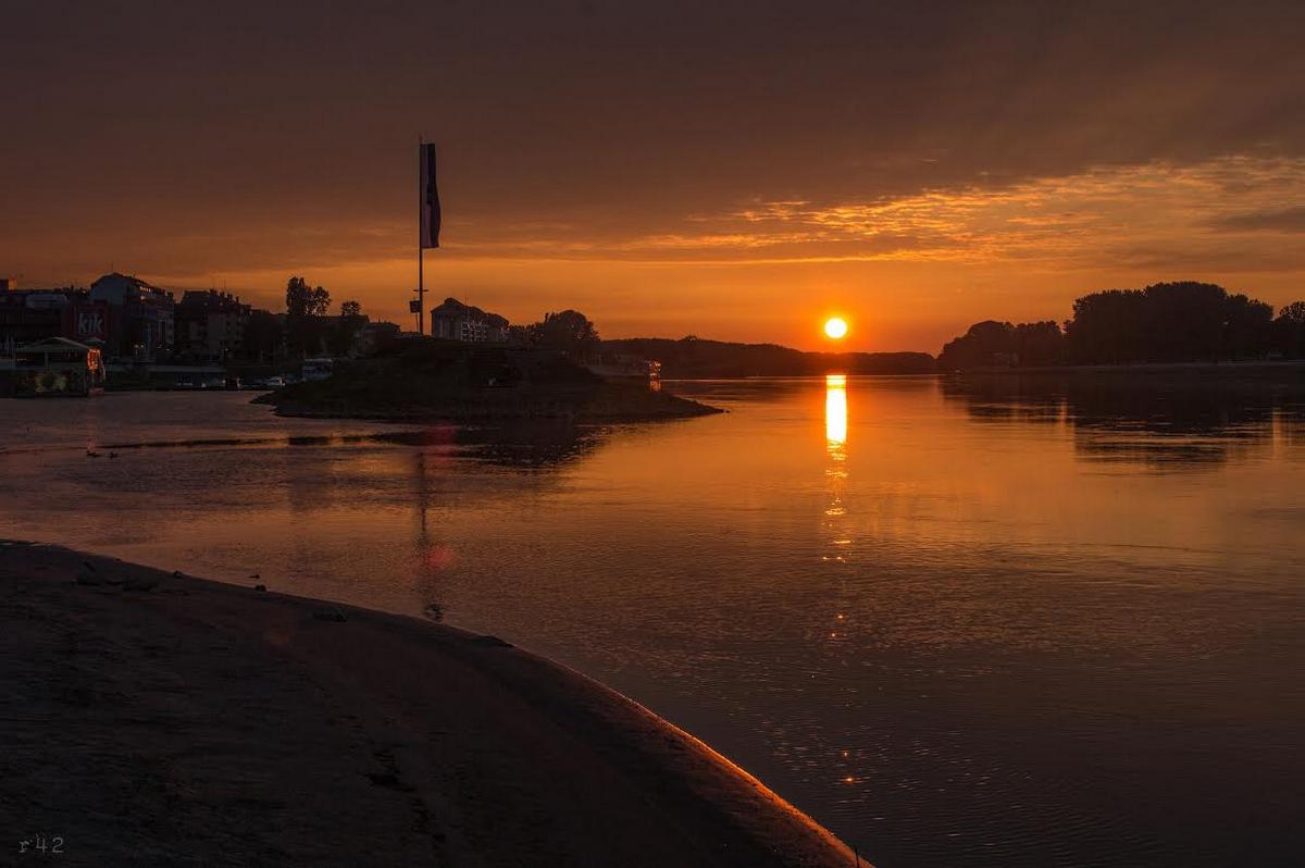 Suton

Foto: Vedran Risti

Kljune rijei: Zastava Rijeka Drava Sunce Priroda