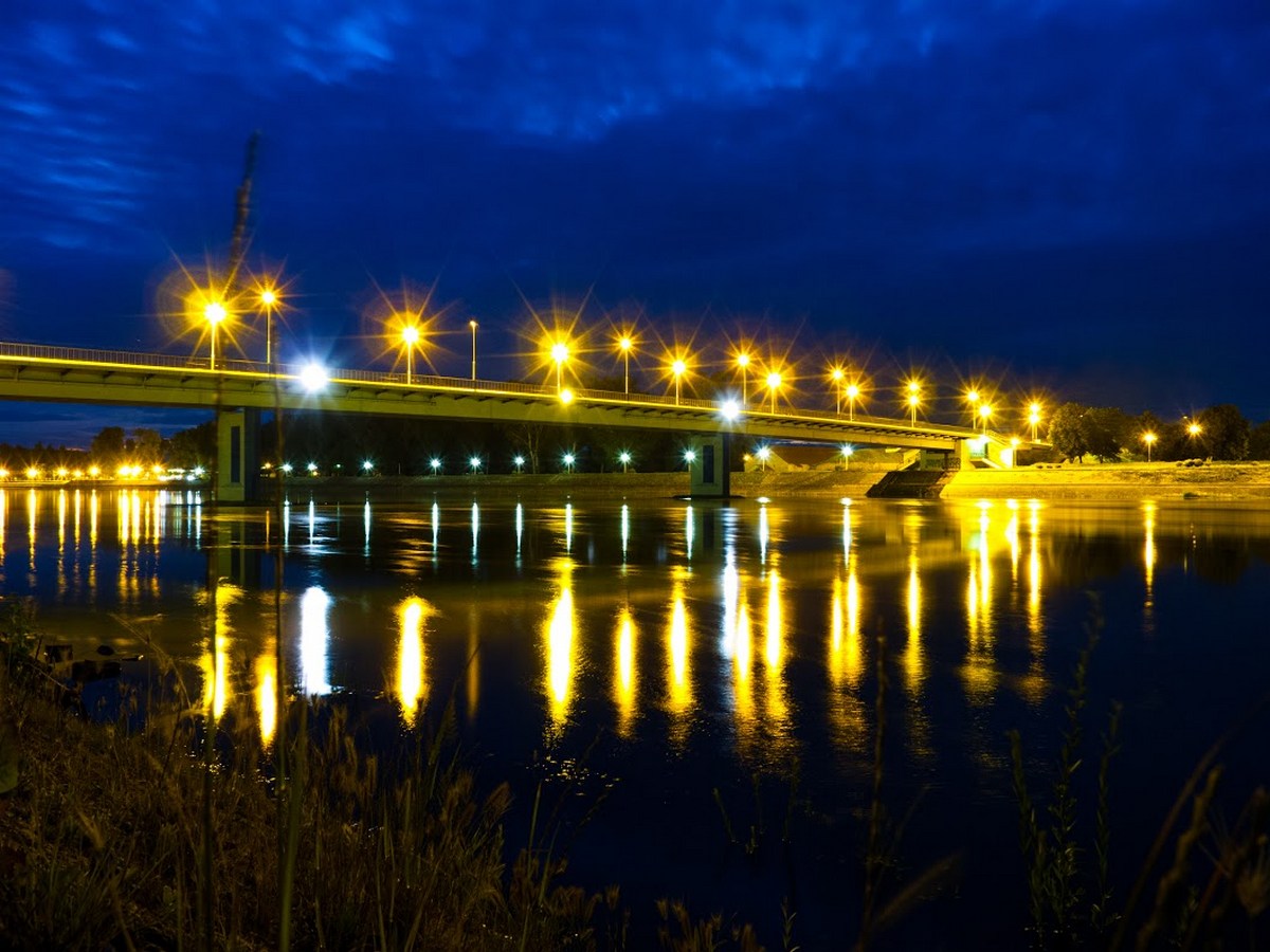 Svjetla naeg grada

Foto: Marko Pavii

Kljune rijei: Svjetlo Noc Most Drava