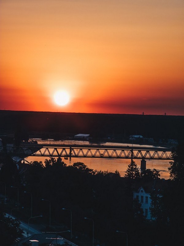 Zalazak

Foto: Marko Pavii

Kljune rijei: zalazak noc sunce most
