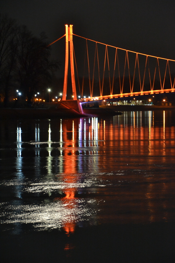 Odsjaj

Foto: Branimir Gavrilovi

Kljune rijei: Drava Most Mjesec