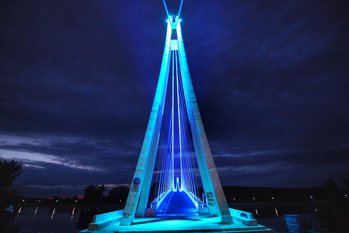 Sve je plavo

Foto: Boidar Banov

Kljune rijei: Most Drava Noc Priroda