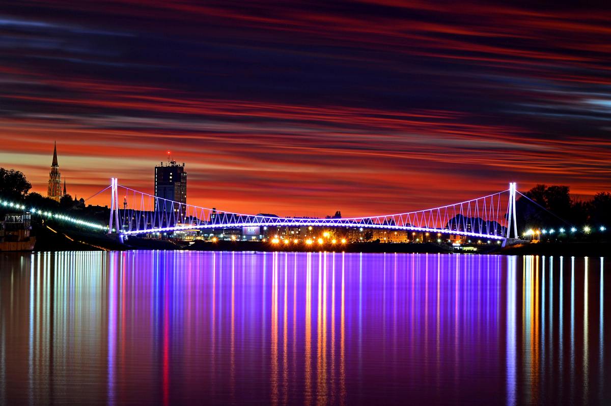 Boje na mostu

Foto: Marko

Kljune rijei: Most Boje Drava Noc Priroda