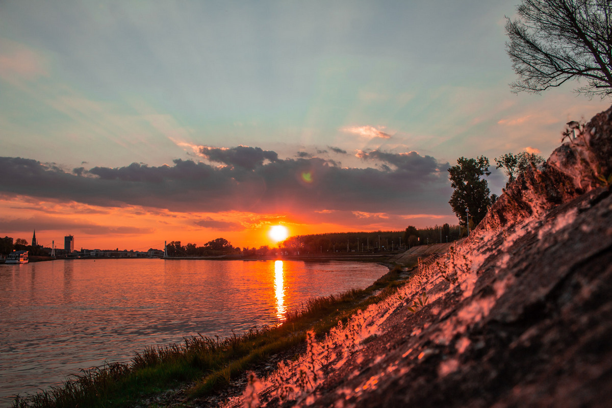 Zlatni zalazak

Foto: Matej Jugovi

Kljune rijei: Zalazak Drava Pijesak Sunce