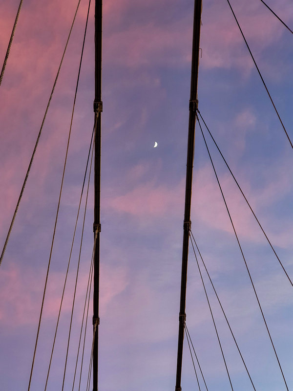 Mjesec

Foto: Alen Galo

Kljune rijei: Most Mjesec Nebo