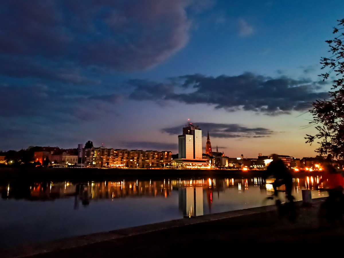 Svjetla grada

Foto: Jelena Nievi

Kljune rijei: Promenada Noc Nebo Svjetla grada