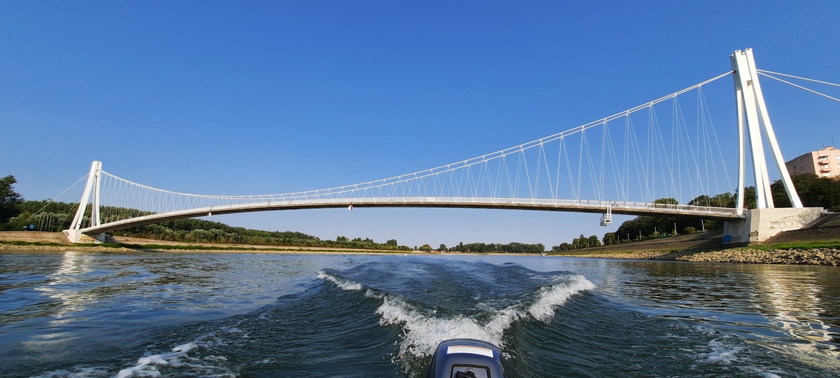 Pjeaki most

Foto: Amadej Ronta

Kljune rijei: Pjesacki most Boje Drava