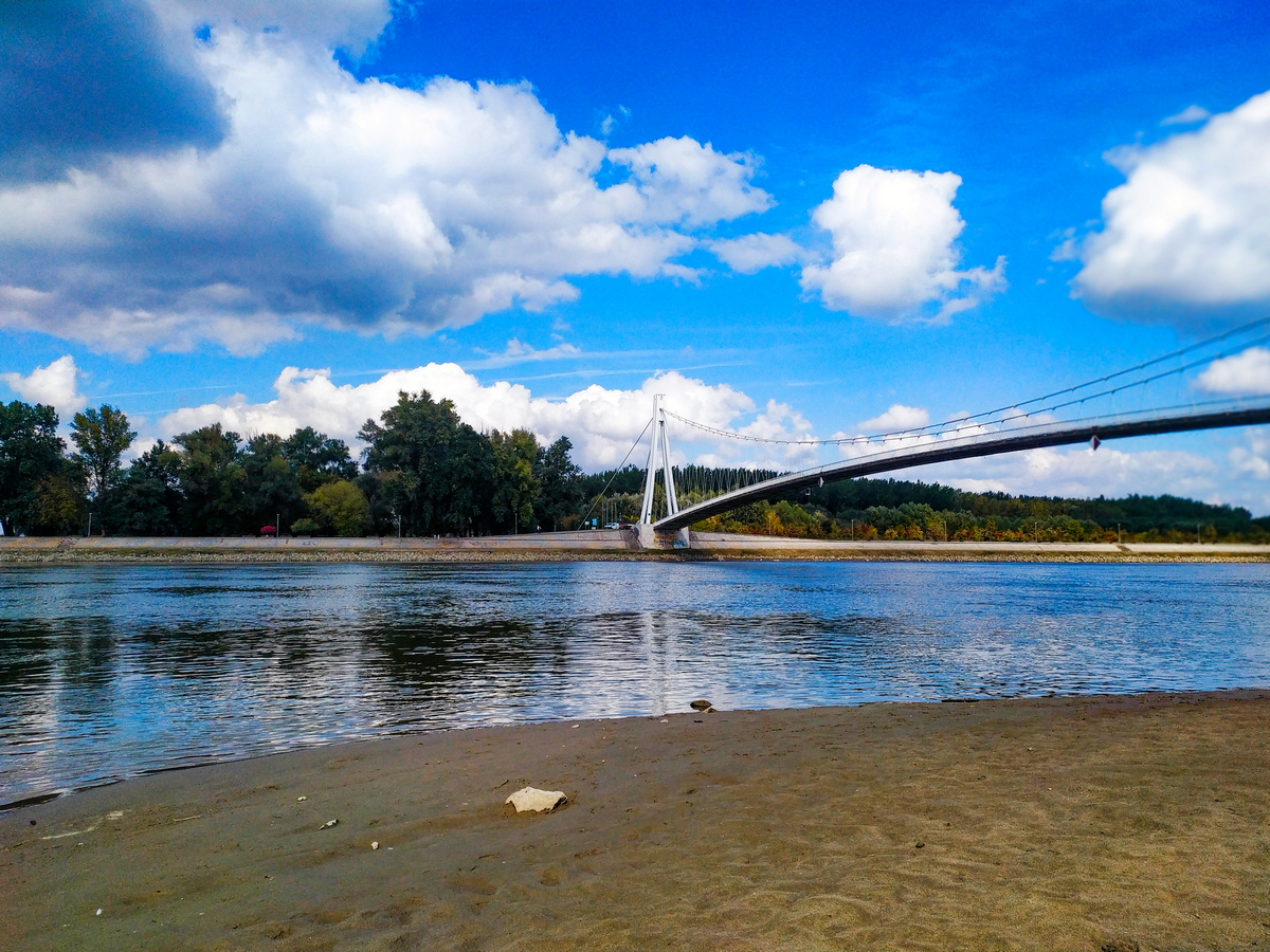 Pjeaki most

Foto: Ana Kizivat

Kljune rijei: Pjesacki most Boje Drava Oblaci