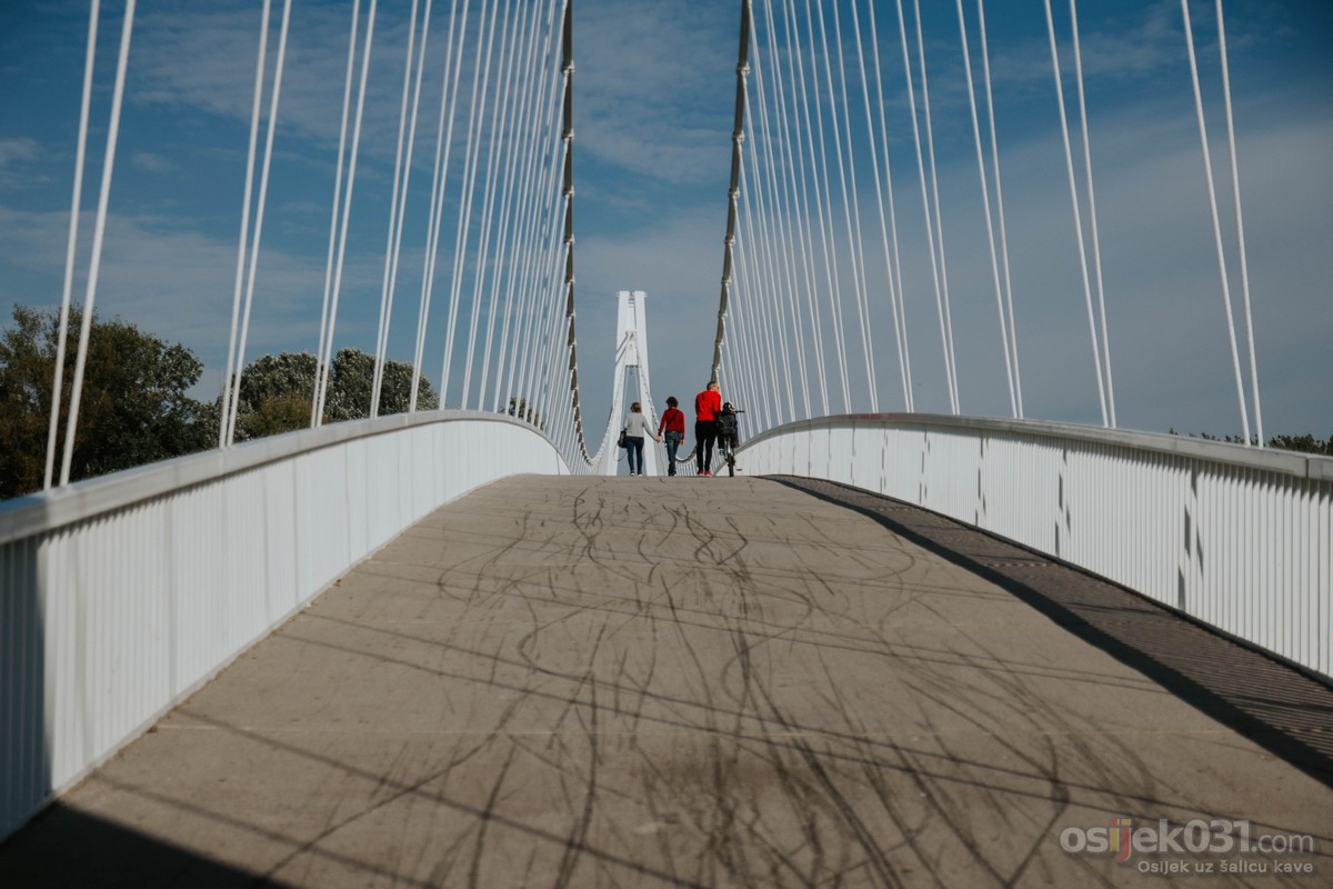 Na mostu

Foto: Ivana Mandi

Kljune rijei: Pjesacki most Boje Nebo Ljudi