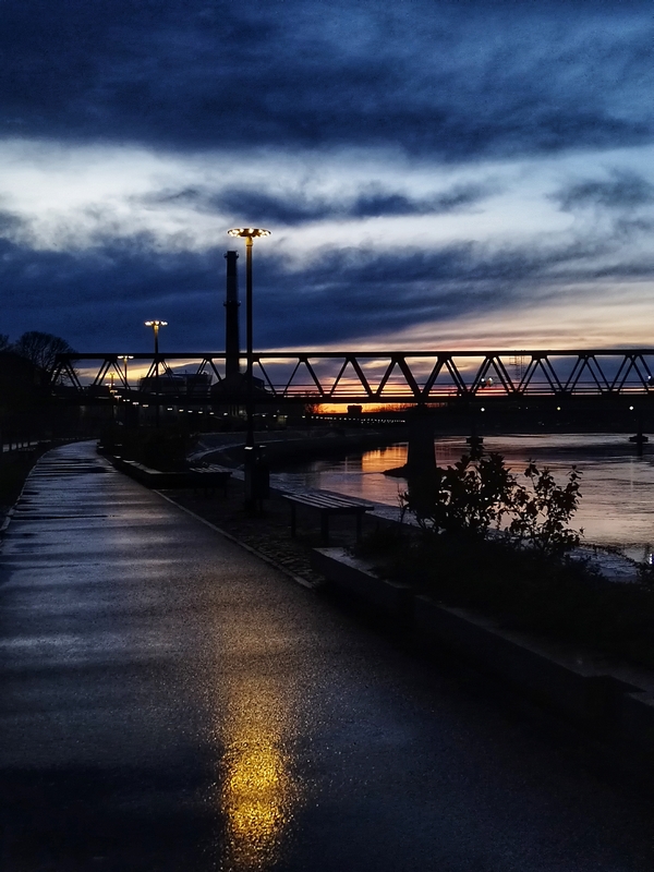 Poslije kie

Foto: Anita Smolka

Kljune rijei: Zeljeznicki most Drava Sumrak Kisa Oblaci