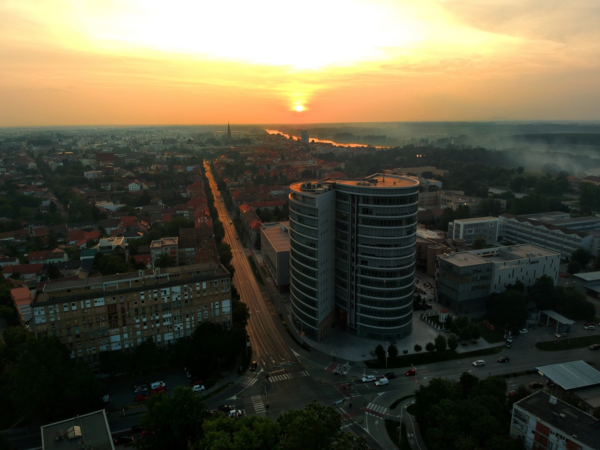 Zalazak sunca

Foto: Otto Gesler

Kljune rijei: Zalazak Grad Eurodom