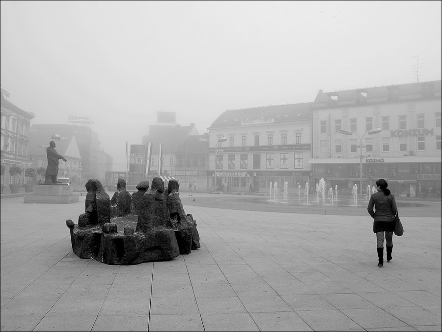Sivilo dana

Foto: Ivan Ranogajec - Ivica

Kljune rijei: magla trg