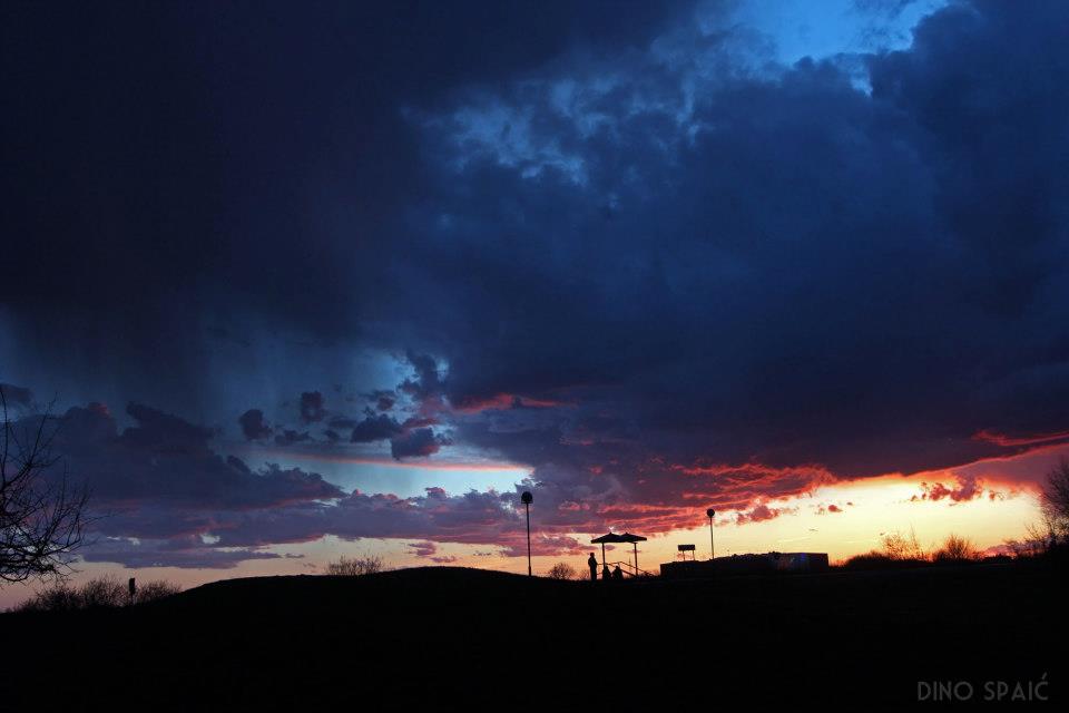 Ljubiasto nebo

Foto: Dino Spai

Kljune rijei: nebo zalazak sunce oblaci