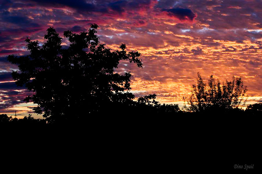 Zalazak

Foto: Dino Spai

Kljune rijei: zalazak sunce nebo oblaci