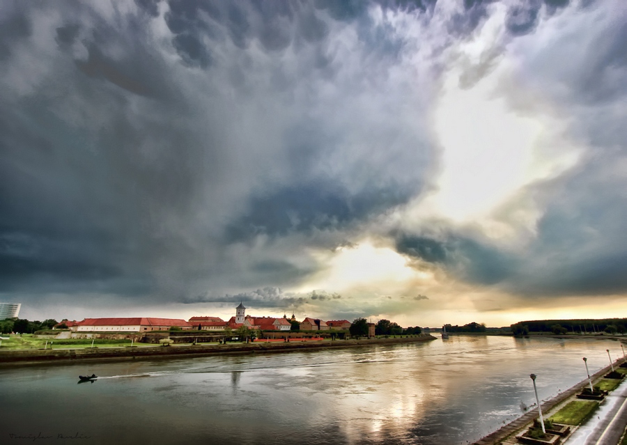 Pred kiu

Foto: Tomislav Paveli

Kljune rijei: kia oblaci drava nevrijeme